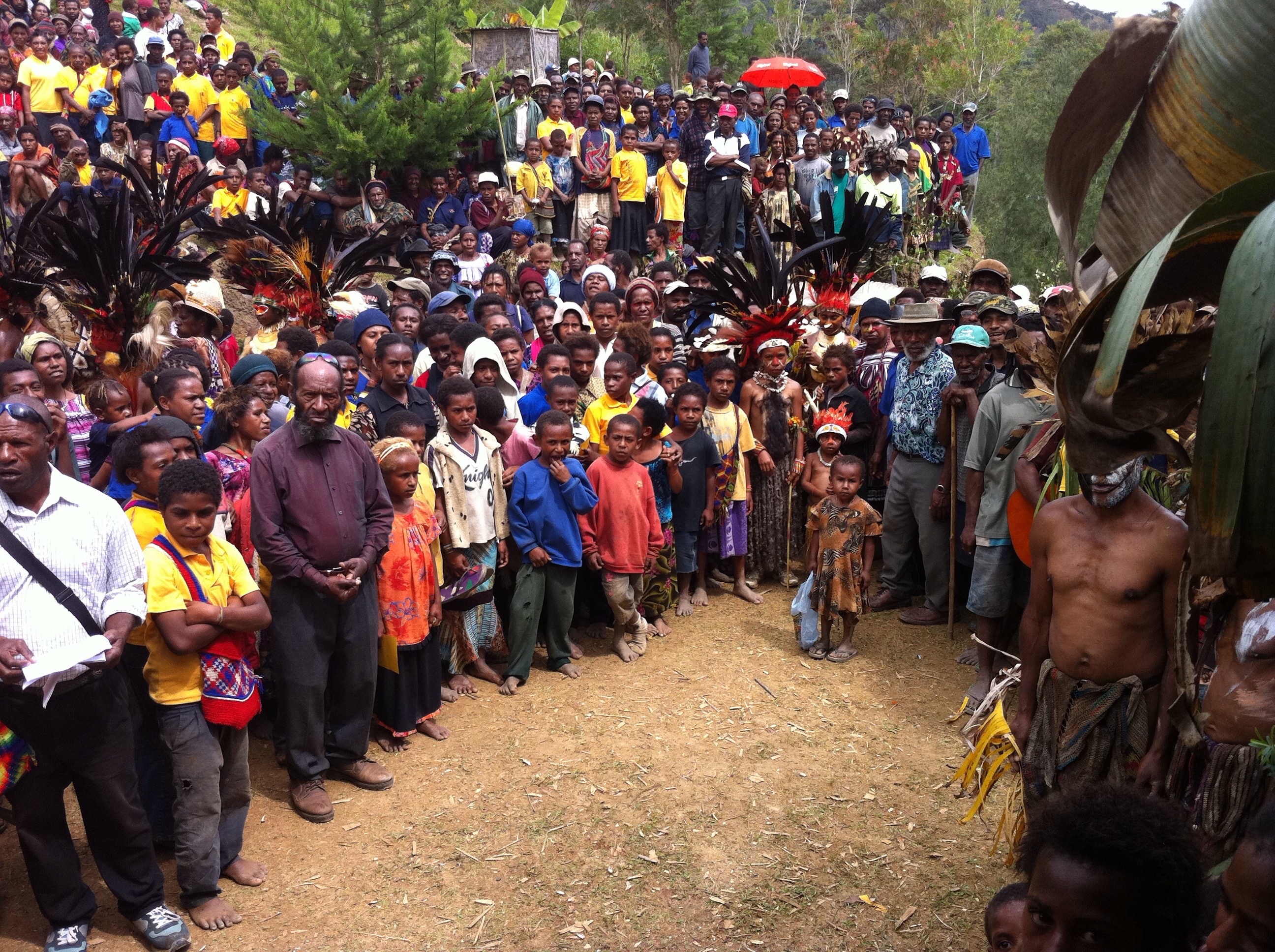 A large crowd of Papua New Guineans wait patiently to see Doctors.